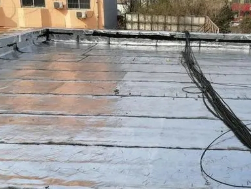 祁县卫生间漏水维修公司分享下祁县屋面楼顶防水刚性防水层施工要点。